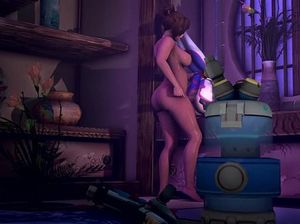 Большой член футанари погружается в дырочку любовницы на столе