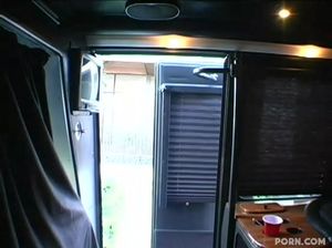 Хитрый пикапер трахает глупенькую негритянку на фейк кастинге