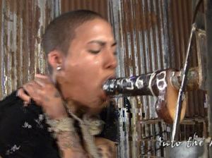 Мужик жестко связал лысую негритянку, выебал ее самотыками и унижал