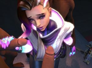 Фантастическая девушка стоит на коленях и сосет члены любовников