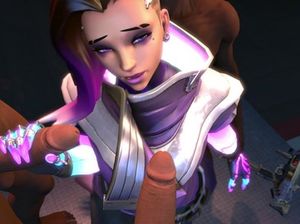 Фантастическая девушка стоит на коленях и сосет члены любовников