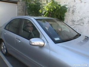 Белый мужик в костюме развел негритянку на кастинге на секс и отжарил ее в киску