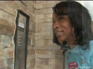 Молодой белый парень развел на секс красивую девушку с темной кожей