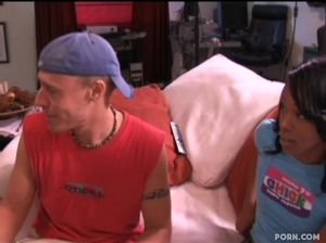 Молодой белый парень развел на секс красивую девушку с темной кожей