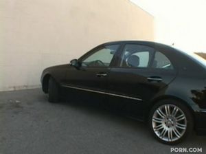 Черная сучка круто насаживается мокрой киской на член пикапера