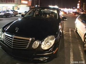 Черная сучка круто насаживается мокрой киской на член пикапера