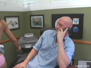 Молодая негритянка на столе отдается агенту во время кастинга