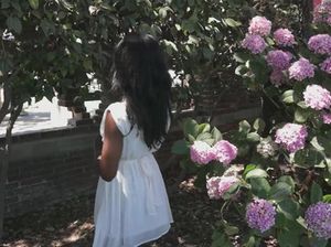 Красивая негритянка на природе дает интервью и полностью раздевается