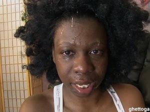 Кудрявая негритянка с трудом терпит жесткое двойное проникновение