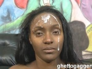 Чернокожей девушке кончили на лицо после жестко минета и секса