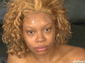 Выебал белокурую негритянку в глотку и пилотку и залил ей лицо спермой