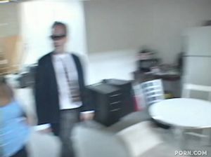 На приватном кастинге симпатичная негритянка отдаётся фейковому агенту