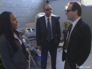 Белый мужик активно жарит негритянскую крошку на приватном кастинге