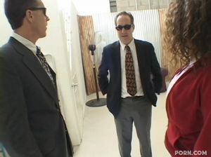 Грудастая негритянка с пирсингом сосков трахается на кастинге