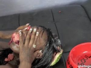 Негритянку выебали в глотку белым хуем, самотыком в пизду, унизили и обкончали