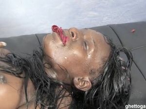 Негритянку выебали в глотку белым хуем, самотыком в пизду, унизили и обкончали