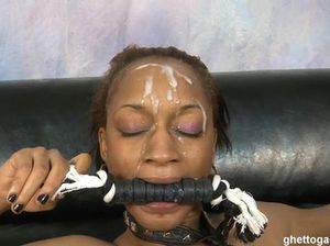 Белый парень жестко и активно ебет чернокожую телочку