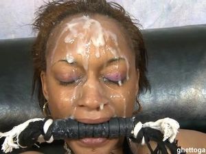 Белый парень жестко и активно ебет чернокожую телочку