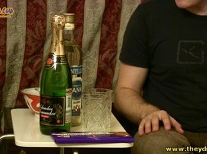 Девка с натуральными сиськами напилась и трахнулась с другом