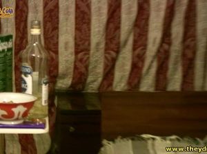 Девка с натуральными сиськами напилась и трахнулась с другом