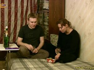 Девка с натуральными сиськами напилась и трахнулась с другом