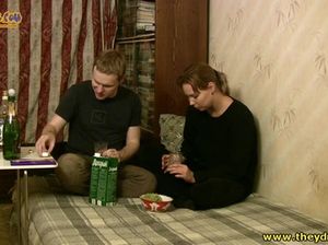 Девка с натуральными сиськами напилась и трахнулась с другом