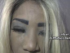 Светловолосая негритянка глубоко сосет большой член негра