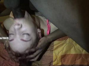 Негр жестко выебал телку в рот и кончил ей в глотку