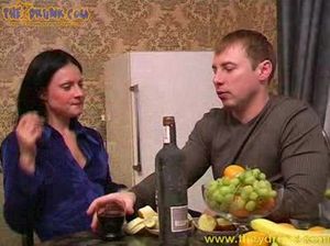 Мужчина напоил свою подружку и стал трахать ее в бритую пизду