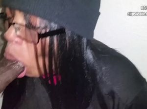 Негритянка в очках и шапочке сделала пацану хороший минет