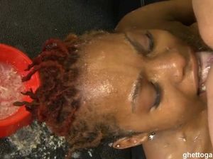 Белые парни залили спермой лицо негритянки после двойного проникновения