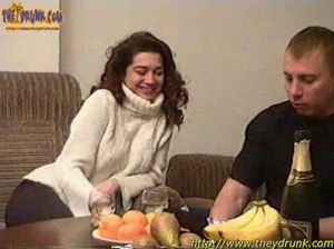 Парень насовал в рот пьяной русской девчонке и круто ее поимел