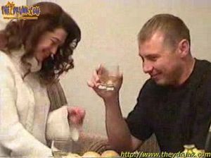 Парень насовал в рот пьяной русской девчонке и круто ее поимел