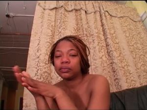 Два белых самца натягивают в глотку рыжую негритянку и делают буккаке