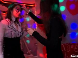 Девушки на пьяной веченике в клубе сосут члены парней