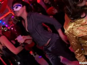 Девушки на пьяной веченике в клубе сосут члены парней