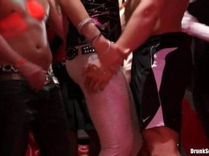 Девушки на пьяной веченике в клубе сосут члены парней