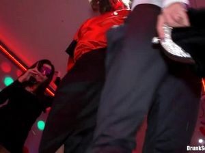 Девушки на пьяной веченике в клубе сосут члены парней