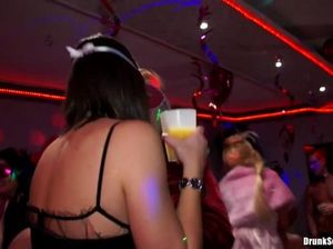 Девушки на пьяной веченике в клубе сосут члены парней