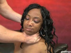 Трахает негритянку в глотку и в киску и поливает ее спермой