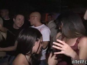 Пьяная в хлам девка ебется с лысым незнакомцем из ночного клуба