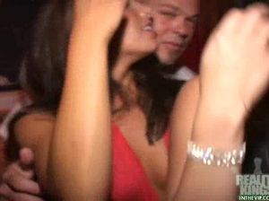 Секс втроем с пьяными телочками после танцев в клубе