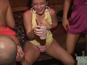 Секс втроем с пьяными телочками после танцев в клубе