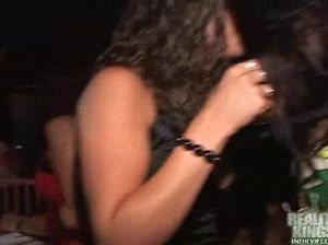 Секс втроем с пьяными телочками после танцев в клубе