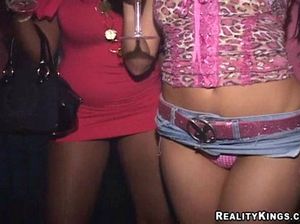 Две пьяные блондинки занимаются сексом втроём с лысым мужиком