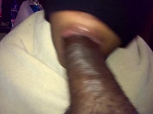 Негритянская девка прячет лицо и делает глубокий минет на домашнюю камеру