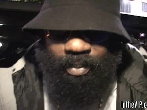 Парочка пьяных сучек в чулках в сетку ебутся с кобелями в групповушке