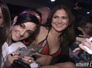 Парочка пьяных сучек в чулках в сетку ебутся с кобелями в групповушке