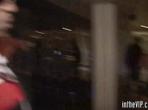 Парочка пьяных сучек в чулках в сетку ебутся с кобелями в групповушке