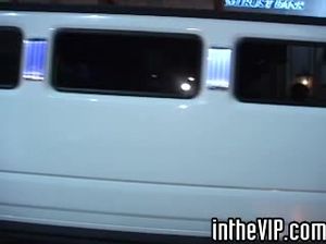 Девчонка заглатывает член после пьяной вечеринки и трахается с дружком